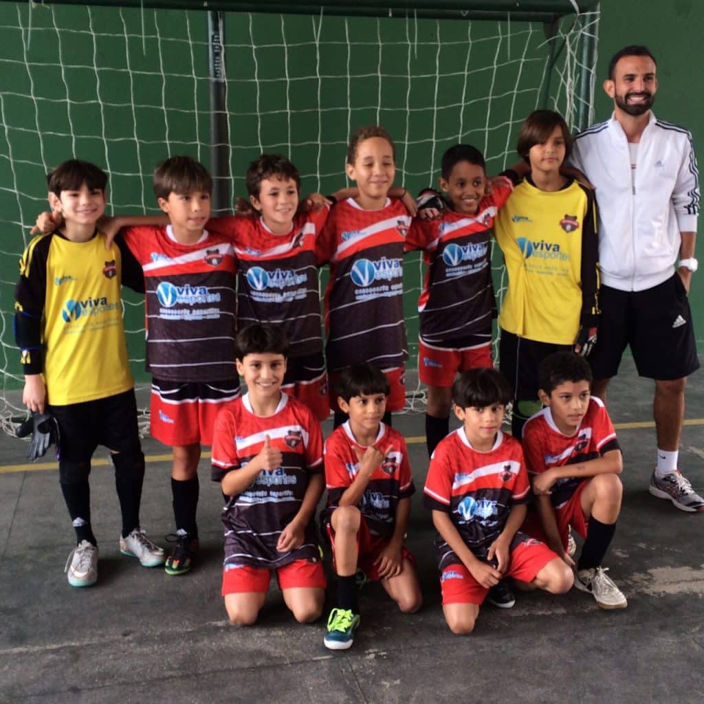  Equipe sub-10 do Centro de Formação de Talentos Superação, finalista do IV Campeonato Serrano de Escolas de Futsal.