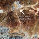 Cemitério da moda descartável no deserto do Atacama é visto do espaço