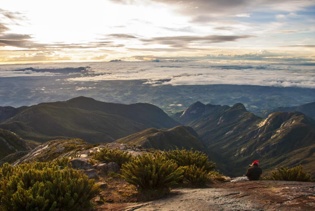 Vista deslumbrante das montanhas do Parque Nacional do Caparaó, capturada do topo do Pico da Bandeira, ilustrando a magnífica paisagem natural que destaca a beleza do Brasil. Fotografia de Natureza e Conservação.