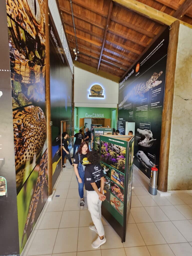 Interior do Centro Cultural Projeto Caiman, um espaço de aprendizado e interação com a natureza.