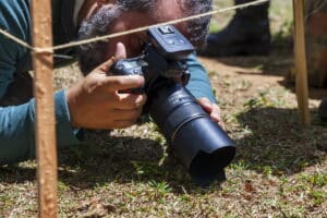 Fotógrafo do Instituto Últimos Refúgios ajustando sua câmera para capturar detalhes da colmeia de jataí-da-terra.