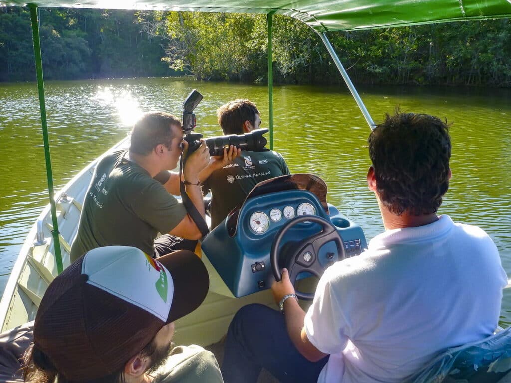 Leonardo Merçon e sua equipe em uma expedição de barco pela Reserva Biológica de Duas Bocas.