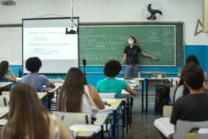 falta de mão de obra qualificada. Somente 15% dos brasileiros com mais de 16 anos estudam. 