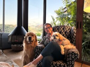 Paisagismo Flávia Teixeira com os cães na casa da serra 