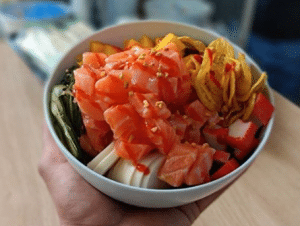Poke de salmão e arroz japonês