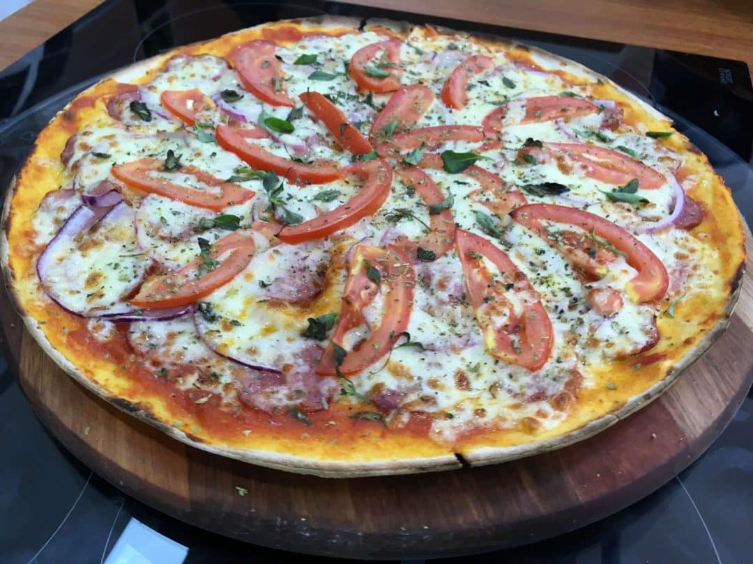 Pizza tradicional com molho de tomate e queijo – Grupo Alfa