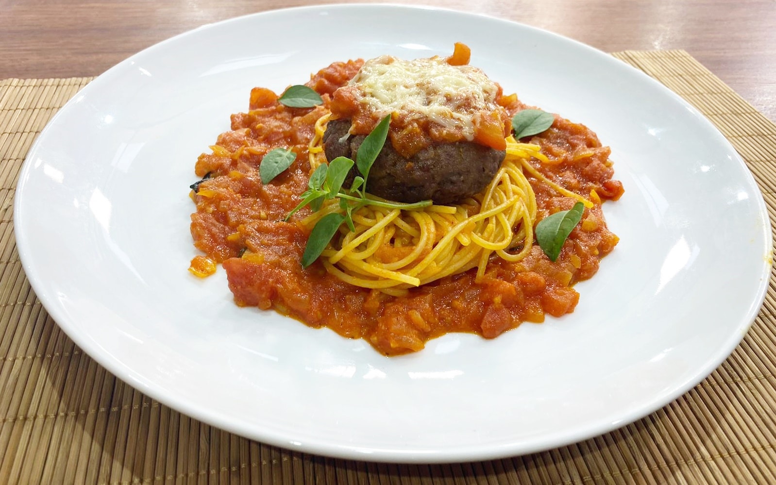 Aprenda a fazer um espaguete com molho vermelho, carne moída e queijo