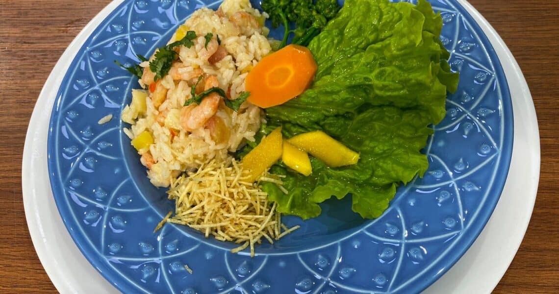 Aprenda a fazer um arroz com camarões grelhados e salada fresca