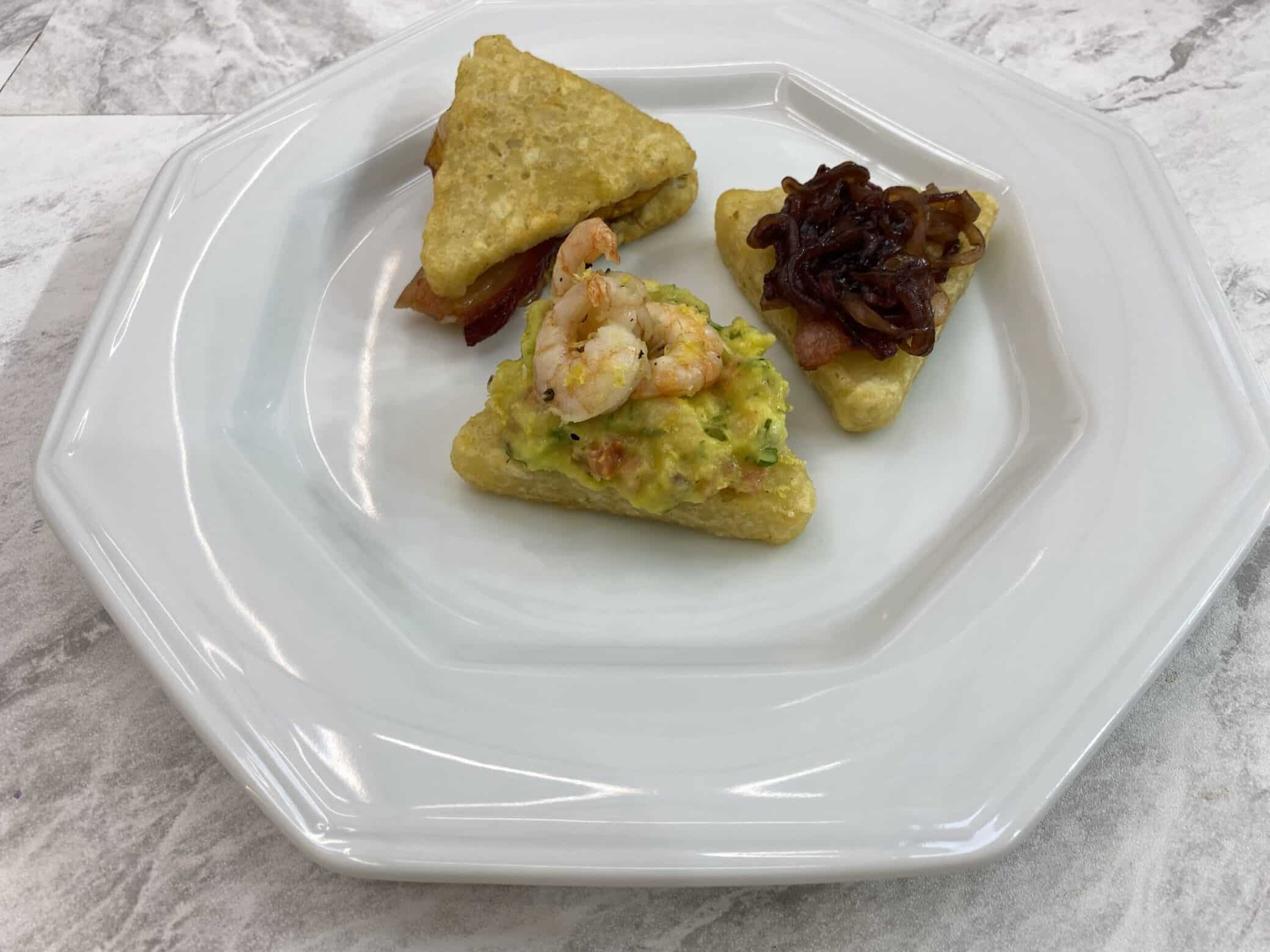 Sanduíche, picanha suína e guacamole de camarão com hash bown