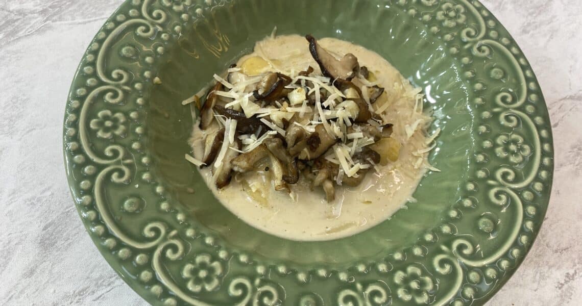 Aprenda a fazer um ravioli de cogumelos e para a sobremesa, um gateau de doce de leite