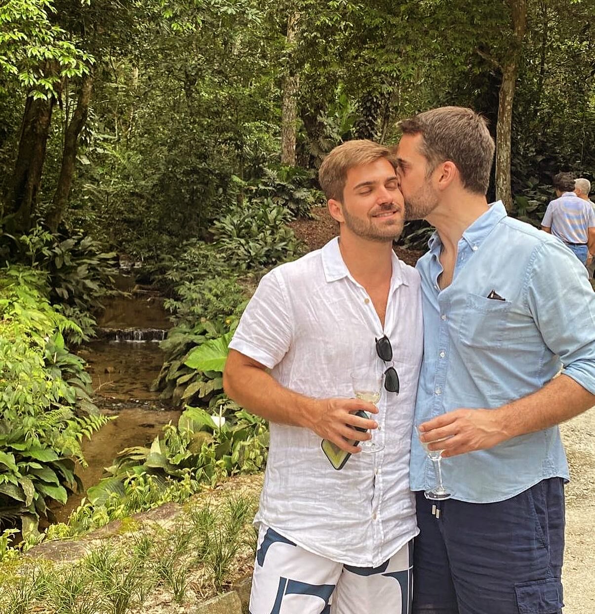 Beijo apaixonado! Eduardo Leite posta foto e faz declaração a namorado capixaba: "Te amo" (Foto: Reprodução/Instagram @eduardoleite45)