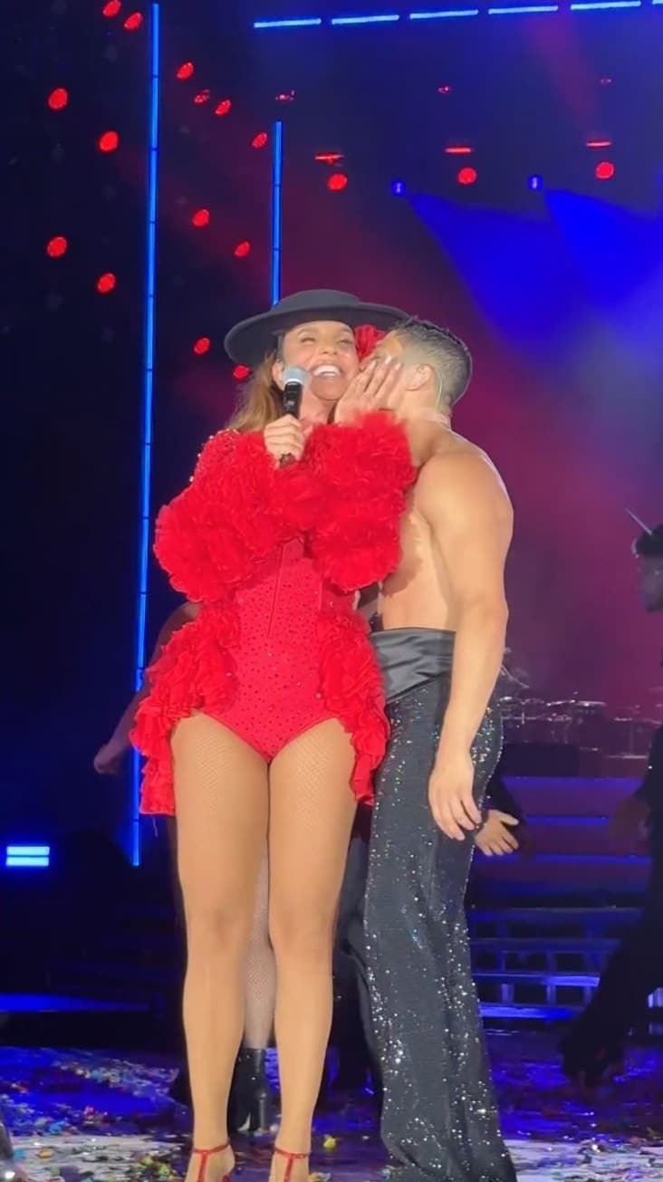 Show de Ivete Sangalo: dançarino do ES faz sucesso e cantora ganha até beijo; veja vídeo (Foto: Reprodução/Instagram @ivetesangalo)