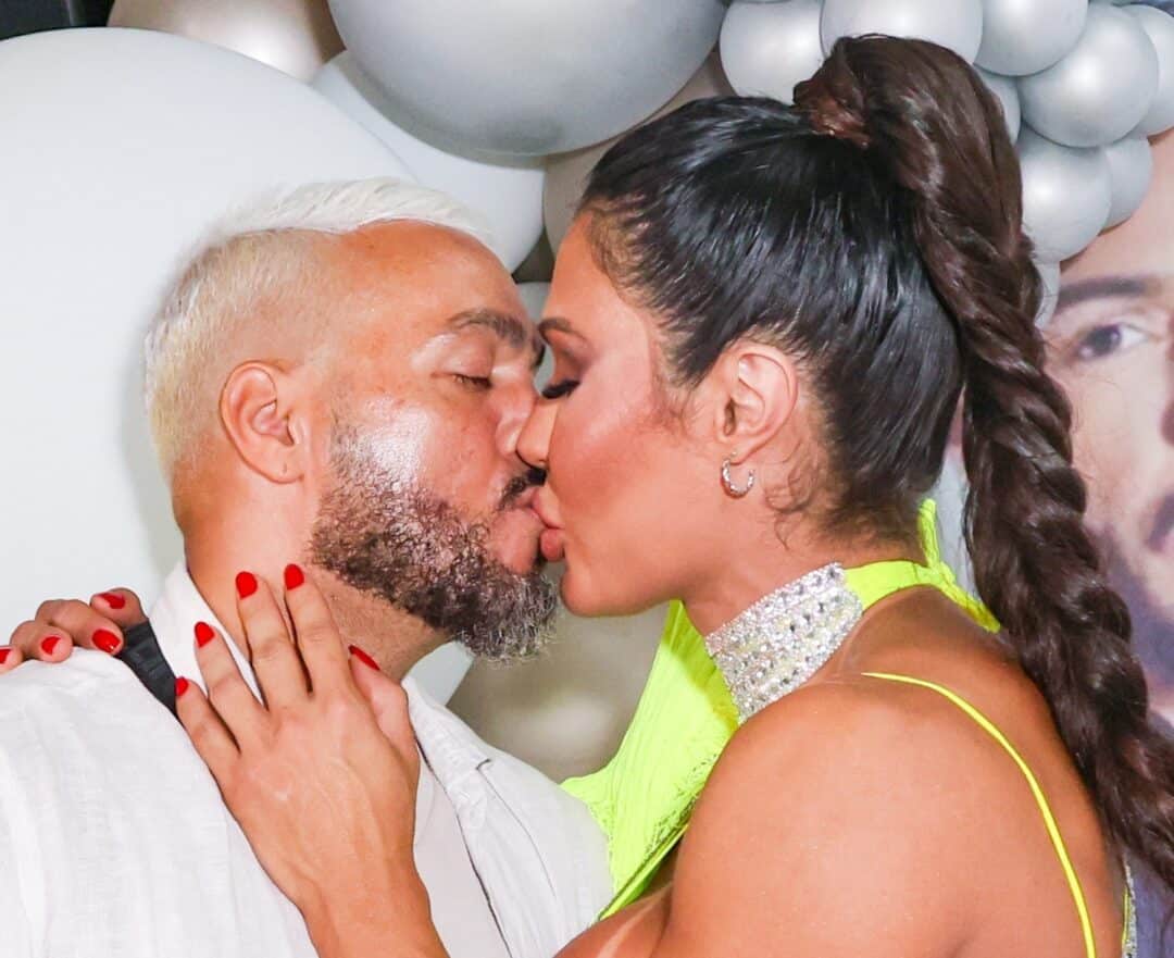 Belo e Gracyanne Barbosa se beijam em festa (Foto: Tom Zé/AgNews)