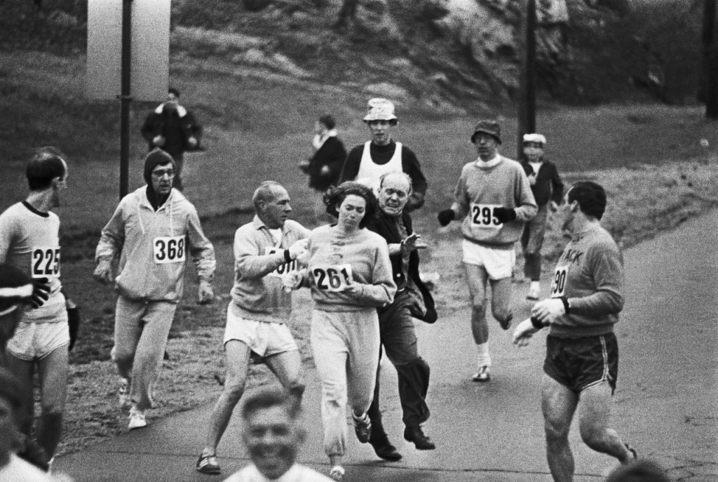 Kathrine Switzer, a primeira mulher a correr a Maratona de Boston, em 1967, mesmo após tentar ser impedida pelos organizadores. Foto: Reprodução