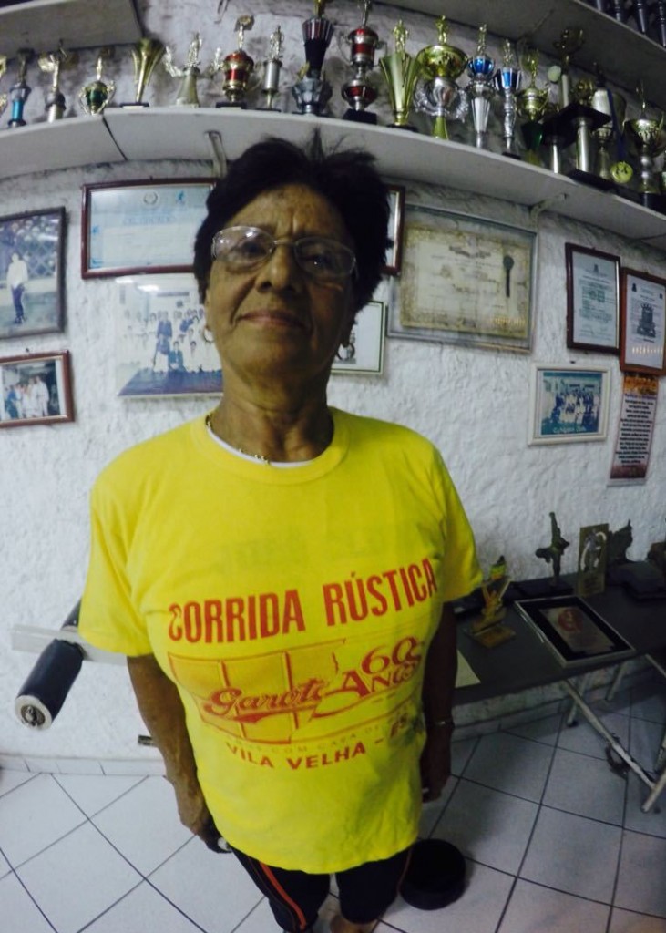 A corredora exibe cheia de orgulho a camisa histórica da 1ª edição com o slogan “60 anos com cara de Garoto”