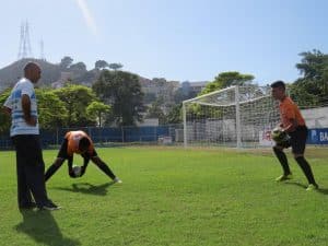 Preparador de goleiros Marcelo Scarpini treina os garotos. (Foto: Divulgação)
