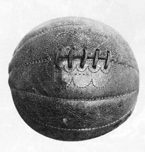 A primeira bola que rolou em terra brasileira, veio na bagagem de Charles Miller.