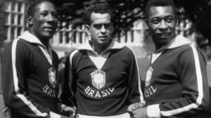 Zito, ao centro, com os companheiros de seleção Djalma Santos e Pelé.