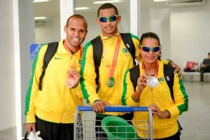 Daniel, Martins (guia da Renata) e Renata, na chega ao aeroporto. (Foto: Wilbert Suave)