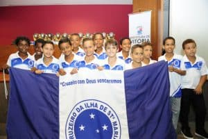 Ferinhas do Cruzeiro da Ilha receberam a premiação pelo título estadual da categoria sub 9 (Foto: André Sobral)