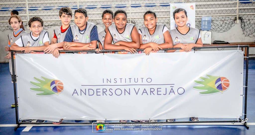 Anderson Varejão visita as crianças do seu projeto social voltado para o Basquete e Cidadania em Vitória/ES.