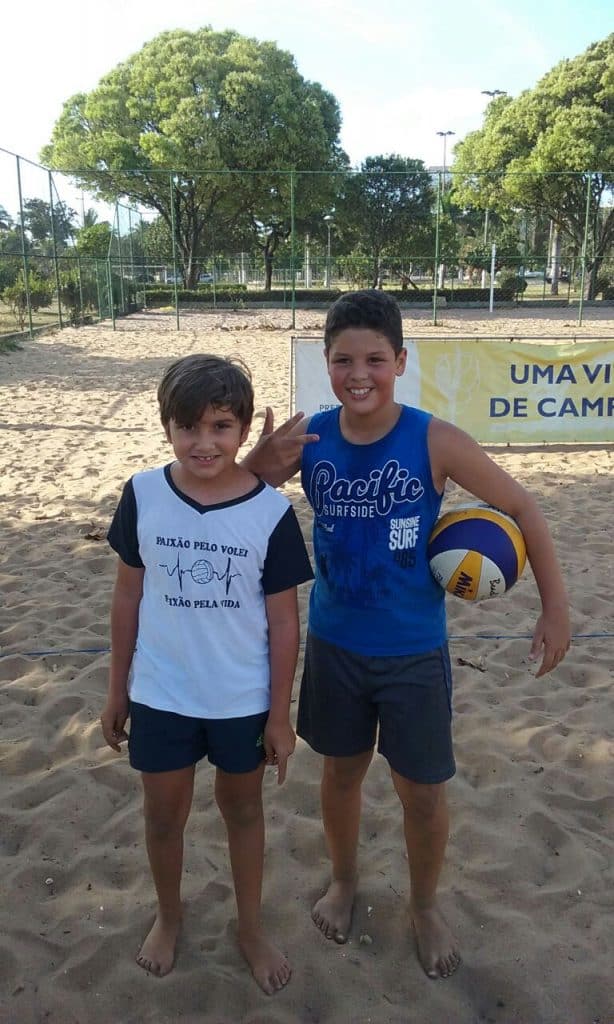 João Pedro e Pedrinho são os caçulas do projeto Sacando para o Futuro, ambos com 10 anos, e formam uma das duplas do torneio 
