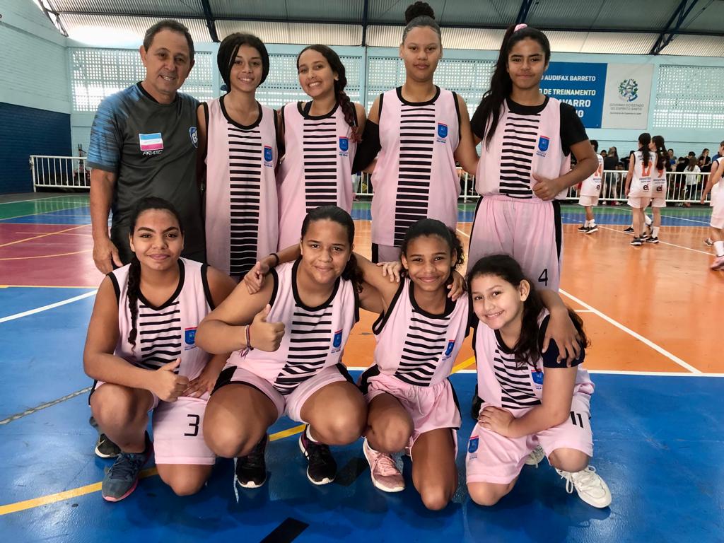 As meninas da UMEF Nice de Paula A. Sobrinho ficaram com o ouro no basquete infantil