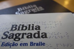A_Bíblia_Sagrada_em_braile_é_um_dos_destaques_da_Biblioteca_Municipal