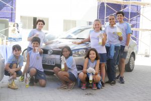 No ano passado, alunos mostraram que é possível limpar um carro com apenas um copo de água