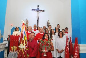 Festeiros, padre e Equipe de Liturgia - interna Igreja