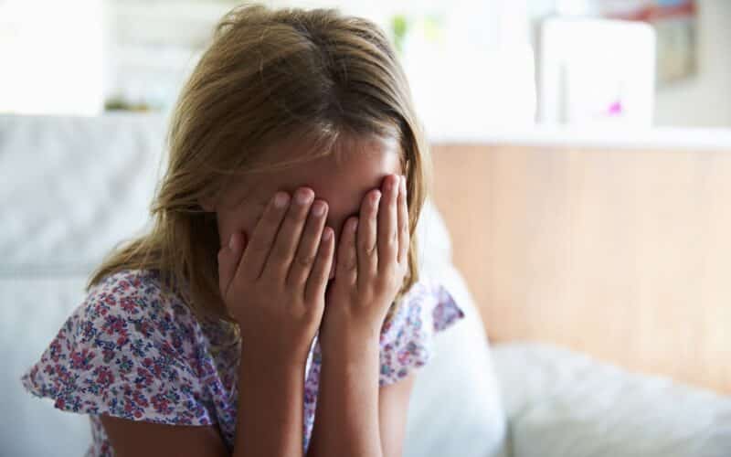 O psicólogo Rossandro Klinjey detalha orientações importantes para os pais auxiliarem os filhos que têm ansiedade na escola.