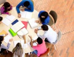 Otimize sua aprendizagem com estudos em grupo. Descubra os benefícios e dicas para maximizar sua produtividade acadêmica em equipe.