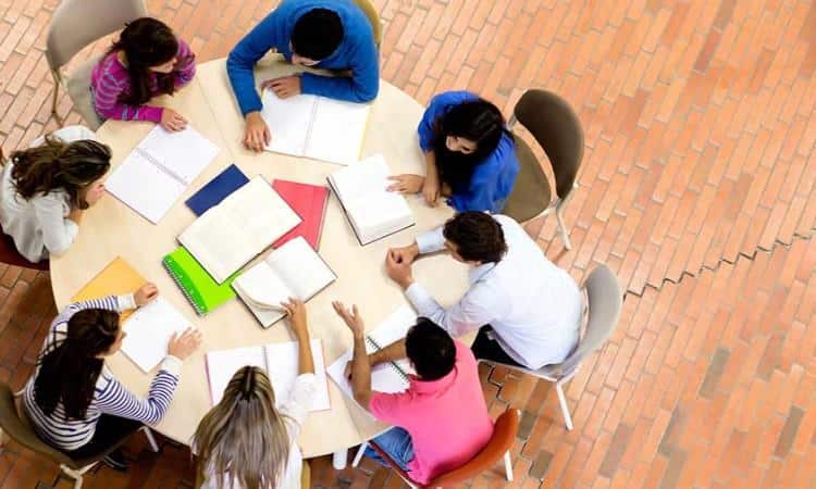 Otimize sua aprendizagem com estudos em grupo. Descubra os benefícios e dicas para maximizar sua produtividade acadêmica em equipe.