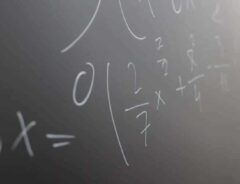 Foto de um quadro negro com cálculos matemáticos