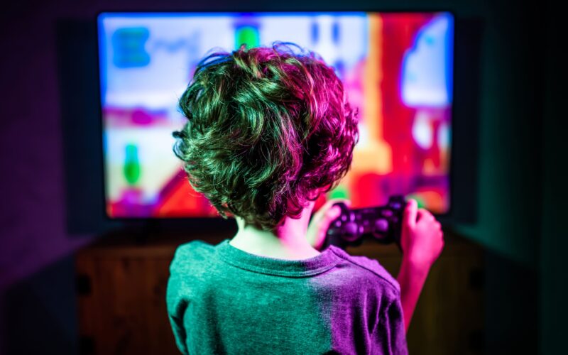 Foto de uma criança jogando videogames