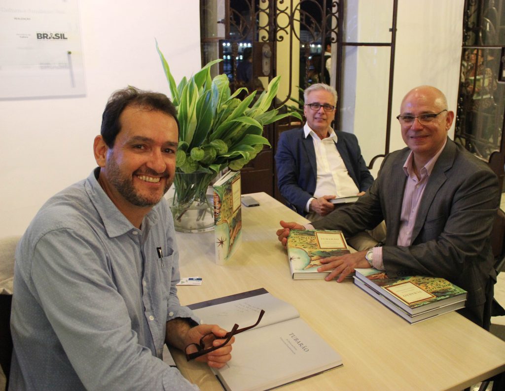 Juca Magalhães, autor do livro; Ronaldo Barbosa, responsável pelo design gráfico do livro; e Eugênio Fonseca, dirertor da Vale